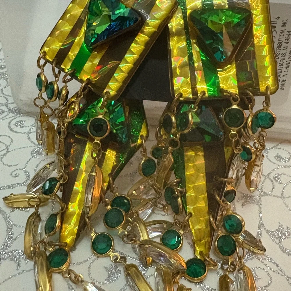Vintage Beth Brennen Amazing 2 in 1 Green and Gold Loaded Earing New 51/2”long
S - Picture 8 of 16